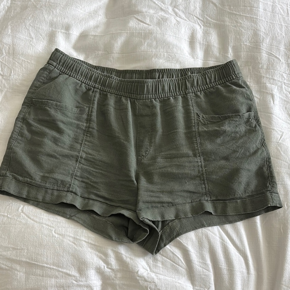 Old Navy Women's Linen Shorts in Olive